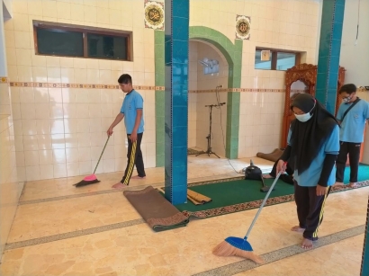 Program Kerja, Kerja Bakti Membersihkan Masjid KKN UM Krandegan Diharapkan Mampu Menjadi Motivasi Pemuda Desa