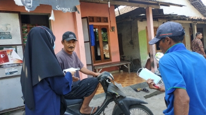 Tim KKN UM Berikan Masker Gratis kepada Warga Tanjungkalang