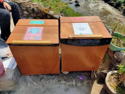 Mahasiswa Universitas Muhammadiyah Malang Secara Sukarela Membangun dan Memperbaiki Tempat Sampah