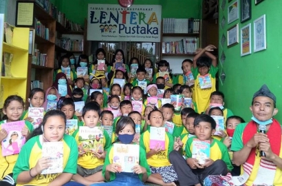 Kisah Perjuangan Pegiat Literasi di Taman Bacaan di Kaki Gunung Salak