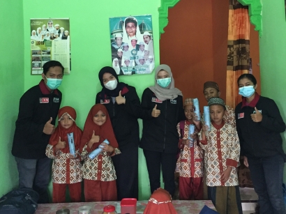 PMM UMM 72 Beri Pemahaman terkait Pangan Halal kepada Anak-anak Dusun Genengan melalui Kuis