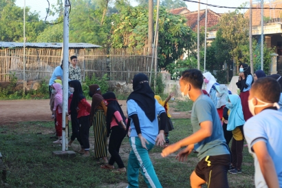 Tetap Hidup Sehat di Masa Pandemi, Mahasiswa KKN UM Gelar Senam Sehat Bersama Masyarakat Desa Kaibon