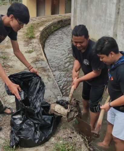 Peduli Akan Kebersihan Lingkungan, Mahasiswa Universitas Muhammadiyah Malang Membersihkan Saluran Irigasi