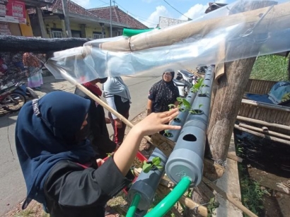 PMM UMM Lakukan Penghijauan Wisata Sumberumbulan Desa Ngenep RW 03, Karangploso, Malang, Jawa Timur 