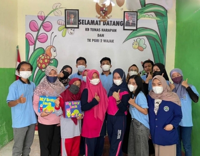 Bermain Sekaligus Belajar, Tim KKN Regular Universitas Negeri Malang Menerapkan Buku Kreasi pada Pembelajaran Anak Usia Dini