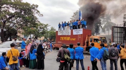 Aksi Mahasiswa Unismuh Makassar Kirim Protes Langgar Prokes