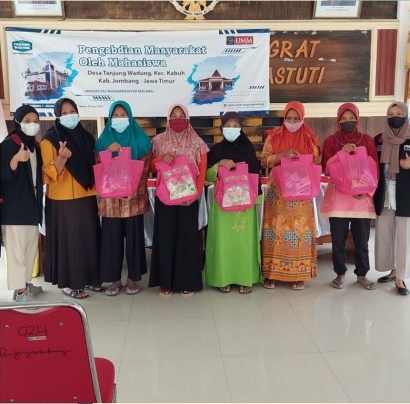 Mahasiswa PMM UMM Bagikan Paket Sembako kepada Warga Tanjung Wadung