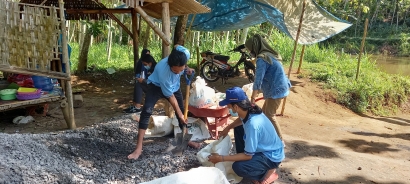Wujudkan Kebersihan Lingkungan: Mahasiswa KKN UM Lakukan Bersih Desa di Desa Druju