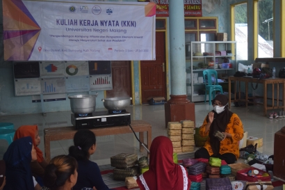Mahasiswa KKN UM 2021 Meningkatkan Nilai Jual Besek Melalui Pelatihan Pewarnaan Besek di Desa Duwet