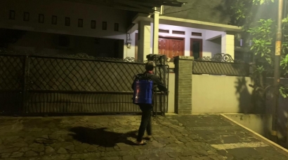 Mahasiswa Universitas Muhammadiyah Malang melakukan Penyemprotan Cairan Disinfektan Pada Lingkungan Masyarakat