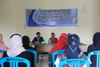 Kelompok KKN Universitas Mataram Melakukan Edukasi Wirausaha kepada Masyarakat Desa Dasan Tereng