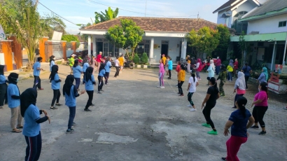 Menjaga Kesehatan Fisik di Masa Pandemi dengan Senam Zumba Bersama Tim Kuliah Kerja Nyata Universitas Negeri Malang (KKN UM) Desa Jajar