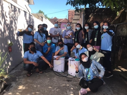 Perangi Covid-19, Mahasiswa KKN UM Lakukan Penyemprotan Disinfektan ke Desa Ngijo