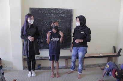Mahasiswa KKN UM Ajarkan Tari Tradisional kepada Anak-anak Dusun Kedung Desa Giripurno