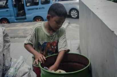 Perjuangan Seorang Anak Kecil Mencari Sampah untuk Bertahan Hidup