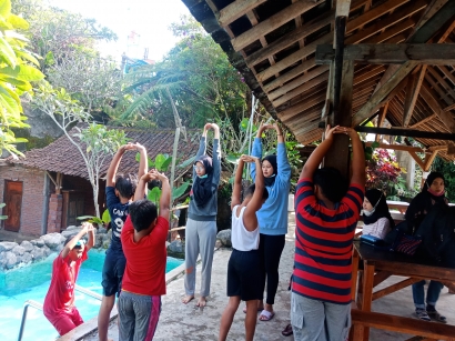 Rekreasi ke Taman Dolan oleh Mahasiswa PMM UMM Kelompok 19 Bersama Anak-anak Dusun Krajan