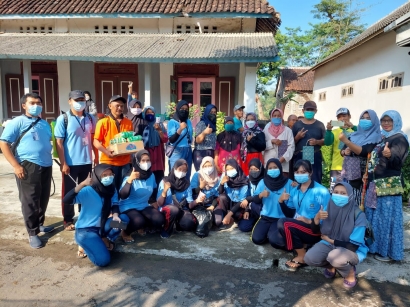 Mahasiswa KKN UM Ikut Kegiatan Sosial Bersih Desa dan Penyemprotan Disinfektan bersama Masyarakat Desa Karangsono