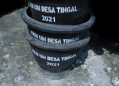 Pembuatan dan Penyaluran 10 Unit Bak Sampah untuk Menciptakan Desa Bersih Bebas Sampah di Desa Tingal