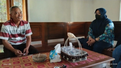 Sambangi Rumah Kepala Dusun, Mahasiswa KKN UM Persiapkan Gang Toga di Desa Juwet