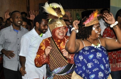 Bu Risma "Mama Papua", Antara Warganet Surabaya Vs Indonesia