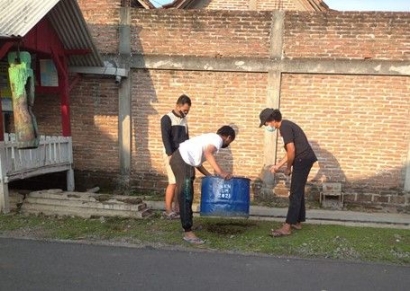 Mahasiswa KKN UM Melakukan Pengelolaan dan Pengadaan Tempat Sampah dari Tong Bekas