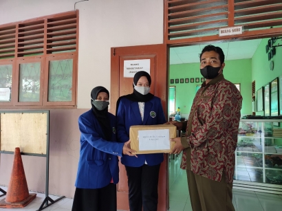 Tingkatkan Literasi Siswa MI Gadungan, Mahasiswa KKN Universitas Negeri Malang (UM) Donasi Buku