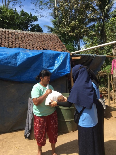 Mahasiswa KKN UM Bagikan Sembako dari Rumah ke Rumah di Dusun Bangsri Desa Pamotan