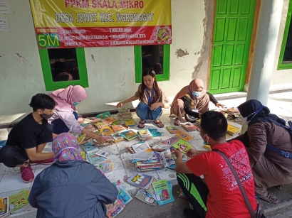 Gegap Gempita Persiapan Pembukaan Taman Baca oleh Mahasiswa KKN UM di Desa Juwet