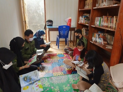 Tingkatkan Minat Baca dan Budaya Literasi, Mahasiswa KKN UM Desa Macanbang Ajak Anak-Anak Belajar di Perpustakaan Desa