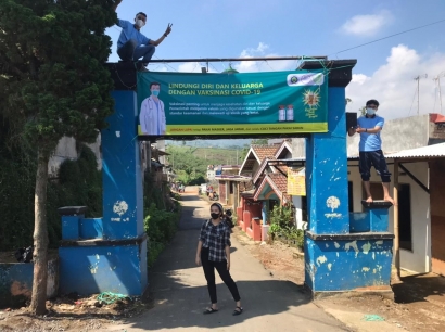 Pemasangan Banner Gerakan Vaksin Desa Duwet Krajan oleh Mahasiswa KKN Universitas Negeri Malang 2021