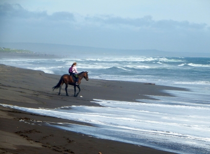 Gadis Penunggang Kuda di Pantai Kuta