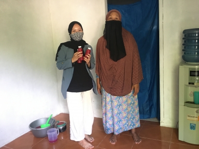 Melakukan Pendampingan terhadap Pengusaha Kecil Minuman Sari Honje di Desa Kondangjajar