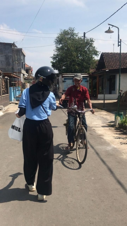 Mahasiswa KKN UM 2021 Melakukan Pembagian Masker dan Hand Sanitizer di Desa Ampeldento