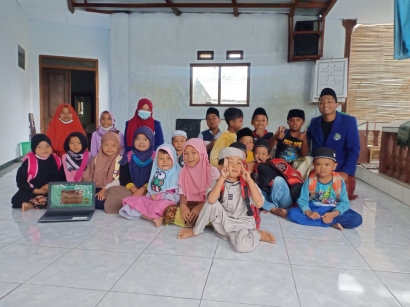 Mahasiswa KKN UM Ajarkan Ilmu Tajwid pada Santri TPQ Al-Mukhlisin di Desa Wonoayu