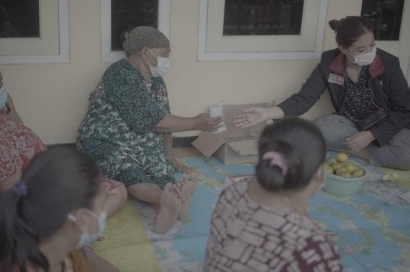 Masa Pandemi, PMM UMM 37 Buat Terobosan Hand Sanitizer dari Kulit Jeruk di Desa Selorejo