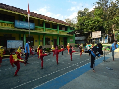 Mahasiswa KKN-UM 2021 Adakan Pelatihan Beladiri Taekwondo di Desa Kassembon