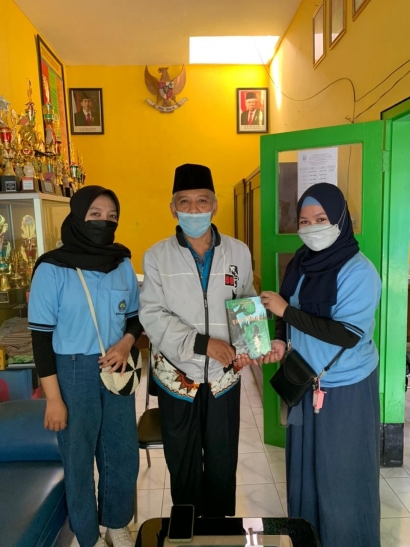 Penyerahan Buku Dongeng Bilingual kepada Sekolah Dasar di Desa Blayu Karya Mahasiswa KKN UM 2021