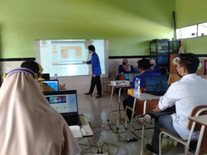 KKN UM Pulang Kampung Gresik Gelar Pelatihan Media Pembelajaran sebagai Upaya Meningkatkan Kualitas Guru SDN 101 Gresik