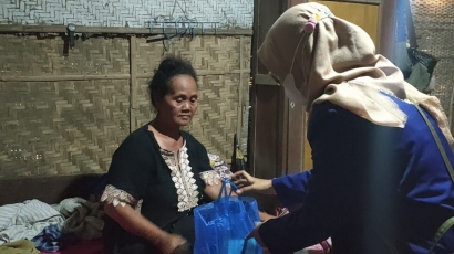 Eratkan Silaturahmi dengan Warga Desa Sambilawang di Tengah PPKM, Mahasiswa KKN UM Gelar Baksos