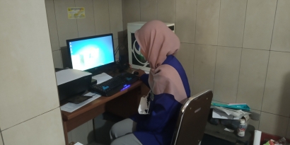 Pelaksanaan Piket di Kantor Desa Pulungdowo Oleh Mahasiswa KKN Universitas Negeri Malang