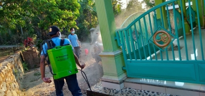 Jelang Idul Adha, Mahasiswa KKN UM Lakukan Penyemprotan Disinfektan di Masjid Jenisgelaran