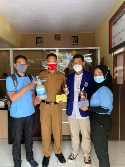 Pembuatan Disinfektan Serta Hand Sanitizer Oleh Kelompok KKN UM 2021 Desa Sukoanyar