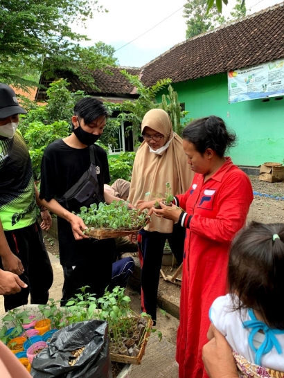 Mahasiswa KKN UM Mengajak Warga Desa Krejengan Memanfaatkan Lahan Pekarangan