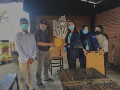 Kembangkan UMKM Desa, Mahasiswa KKN UM Pasang Lampion di Cafe Rakjat