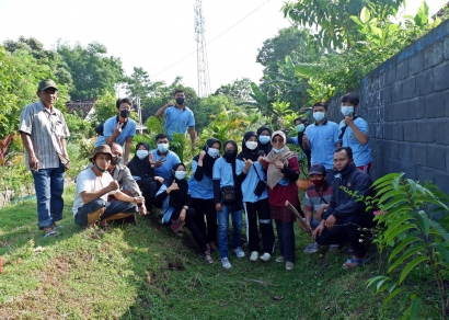 Mahasiswa KKN UM Gotong Royong Bersama Warga Hidupkan Taman Desa, Wujud Peduli dan Cinta Lingkungan Desa Tanjungkalang