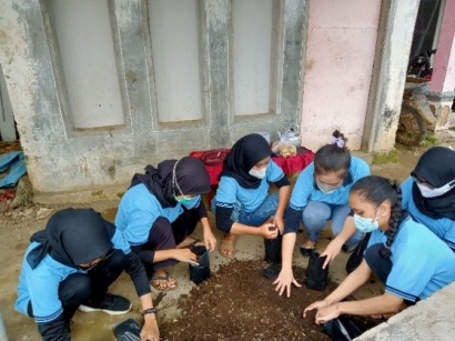 Gerakan Penanaman Tanaman Toga dan Sayuran oleh Mahasiswa KKN UM 2021 di RT 30 Dusun Tosari