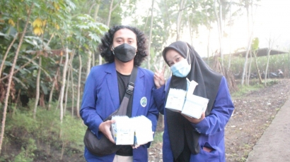 Pembagian Masker Guna Mencegah Penyebaran Covid-19 dalam Acara Bersih Dusun Semanding