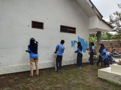 Mahasiswa KKN UM Lakukan Perbaikan Fasilitas Umum Desa Ngembat Melalui Kegiatan Pengecata Poskesdes