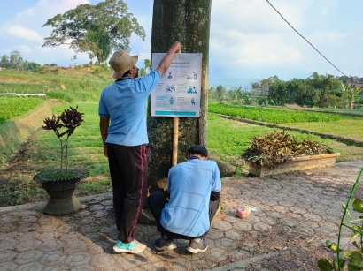 Pemasangan Pamflet Himbauan Protokol Kesehatan sebagai Upaya Mahasiswa KKN UM 2021 untuk Mengedukasi Masyarakat Desa Madiredo, Pujon