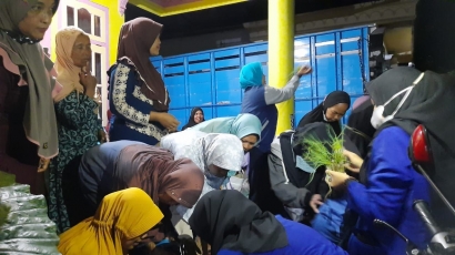 Mahasiswa KKN Universitas Negeri Malang Beri Pelatihan Penanaman Sayur kepada Ibu PKK Dusun Kedawung